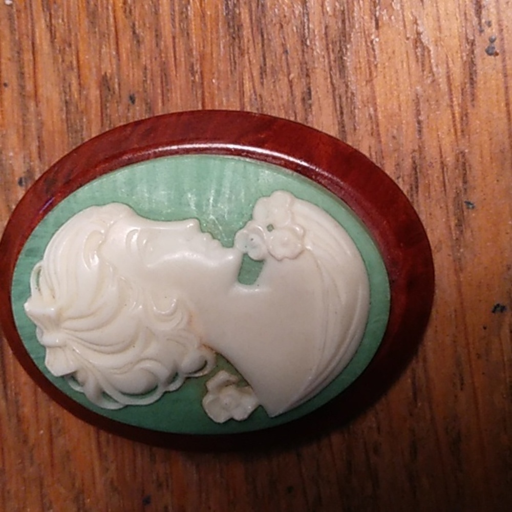 - GRANNY CORE carved cameo pin